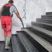 Egaliseren stalen traptreden Egaliseren stalen traptreden