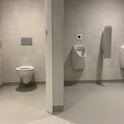 Gietvloer toiletgroep met holle plint