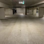 Verregende betonvloer parkeerkelder Verregende betonvloer parkeerkelder