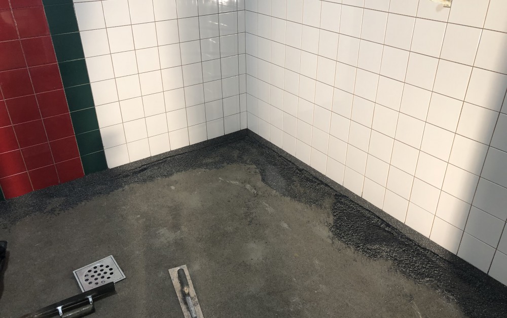 Holle plinten troffelvloer smeren kleedkamers Holle plinten troffelvloer smeren kleedkamers