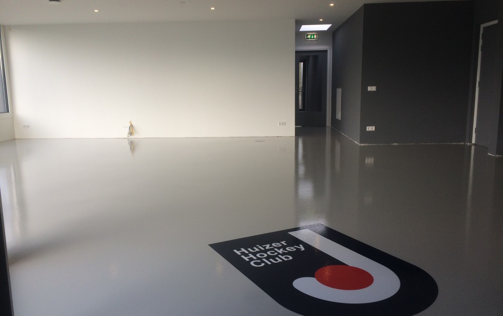 Clublogo verwerkt in gietvloer Clublogo verwerkt in gietvloer