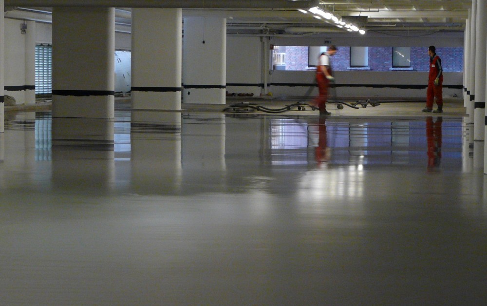 Vloerrenovatie cementgebonden gietvloer parkeergarage Vloerrenovatie cementgebonden gietvloer parkeergarage