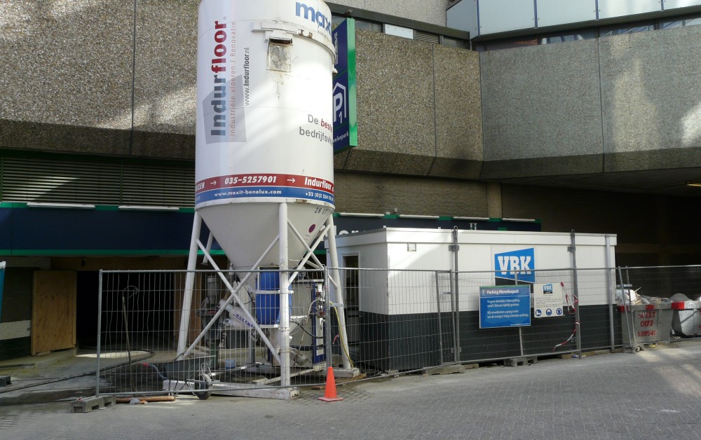 Vloerrenovatie cementgebonden parkeergarage Vloerrenovatie cementgebonden parkeergarage