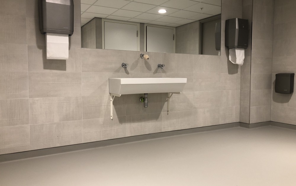 PU gietvloer met holle plint PU gietvloer met holle plint